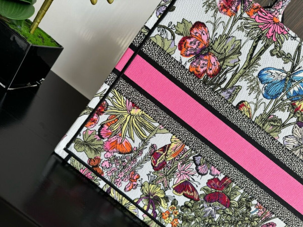 large D*or book tote