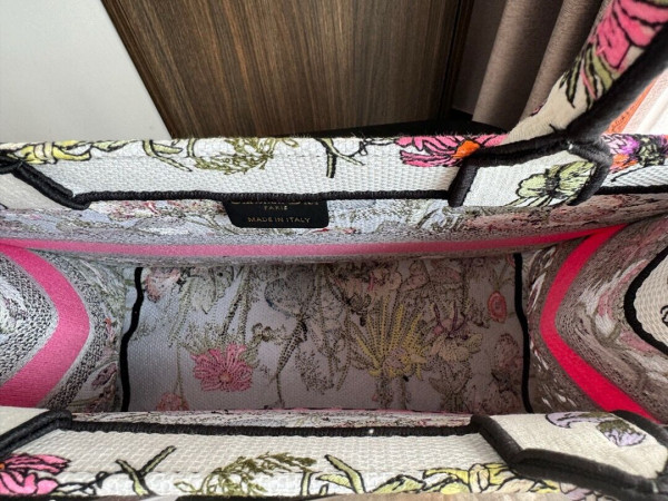 medium D*or book tote