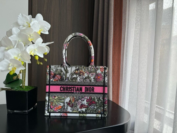 small D*or book tote