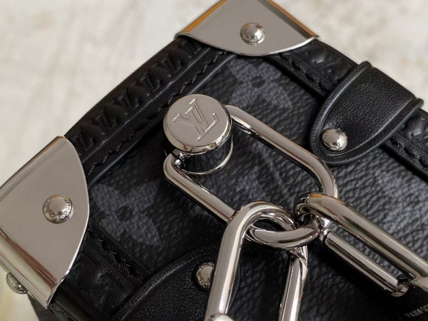 l**is V*t*n side trunk mm