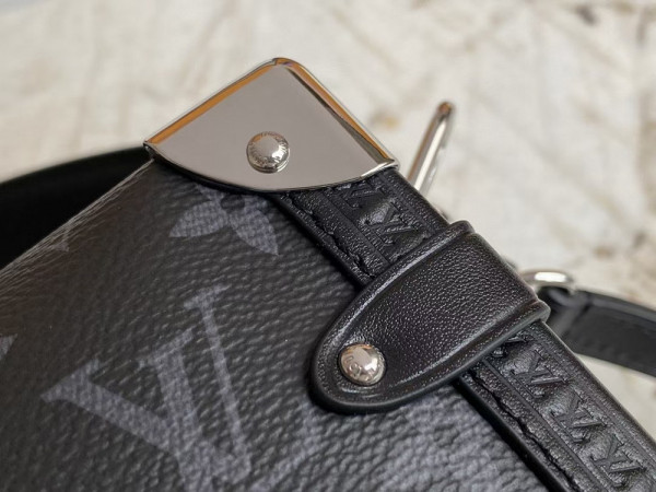 l**is V*t*n side trunk mm