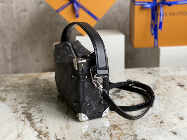 l**is V*t*n side trunk mm