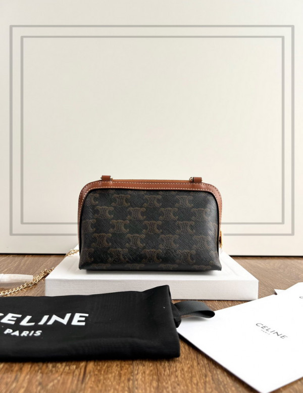 Ce**e clutch with chain in triomphe canvas