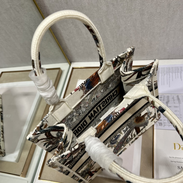 small D*or book tote