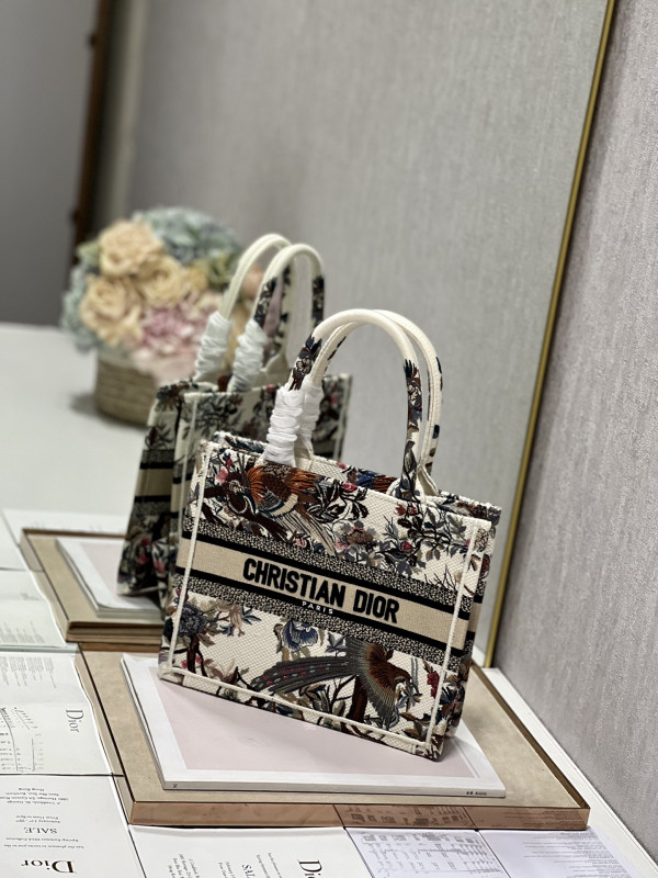 small D*or book tote