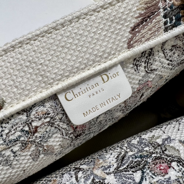 medium D*or book tote