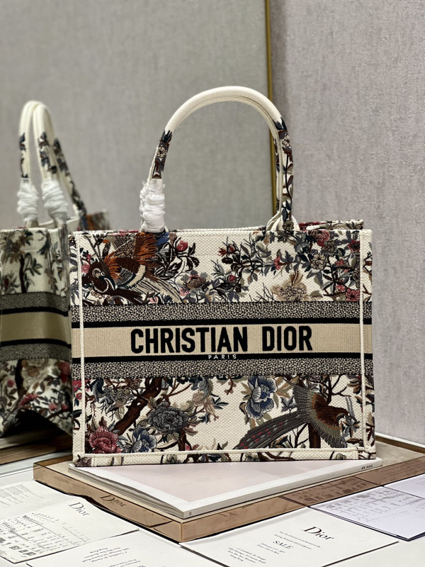 medium D*or book tote