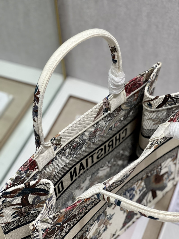 medium D*or book tote