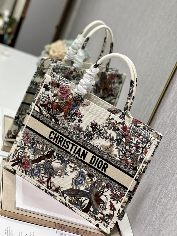 large D*or book tote