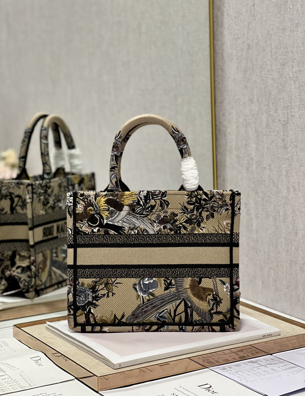 small D*or book tote