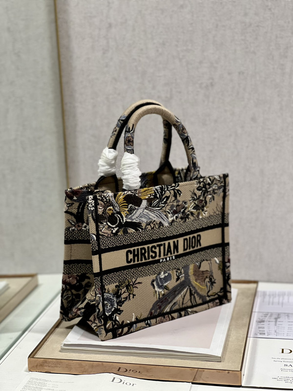 small D*or book tote