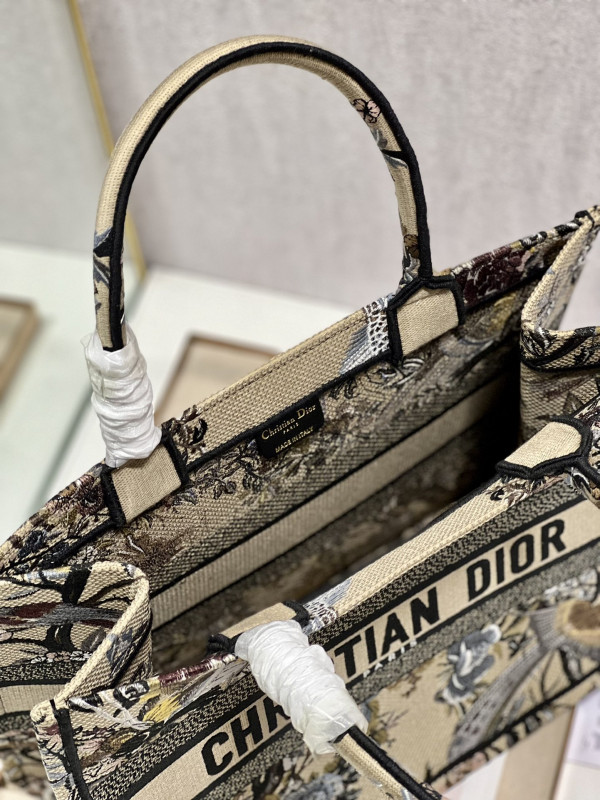 medium D*or book tote