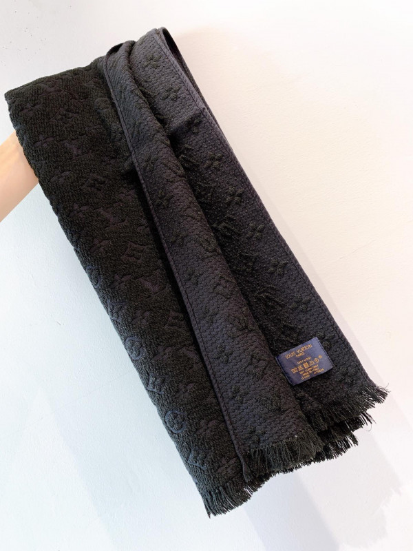 l**is V*t*n monogram classic scarf