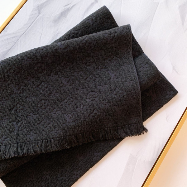 l**is V*t*n monogram classic scarf