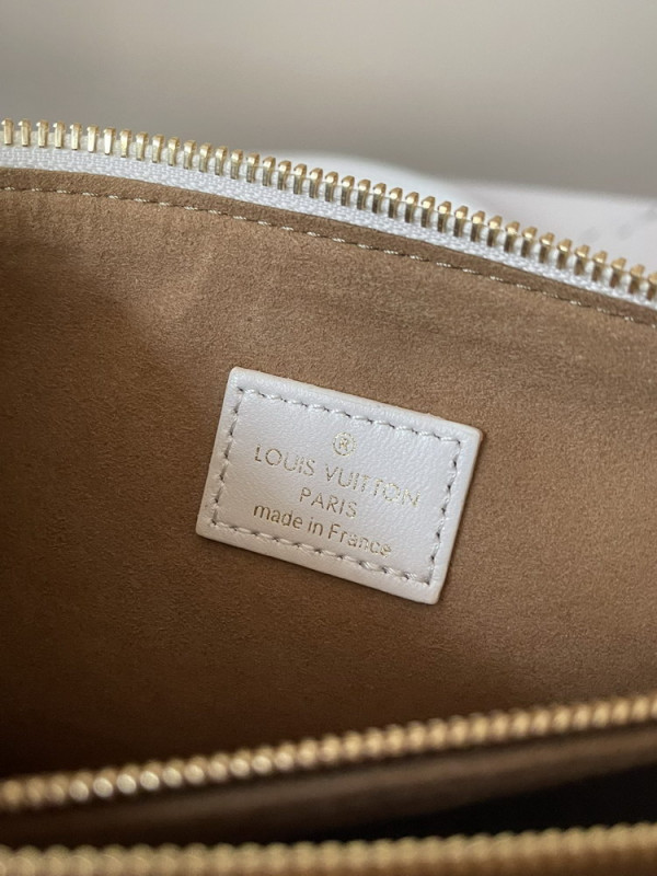 l**is V*t*n coussin bb