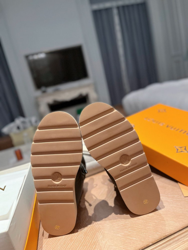 l**is V*t*n pillow comfort ankle boots