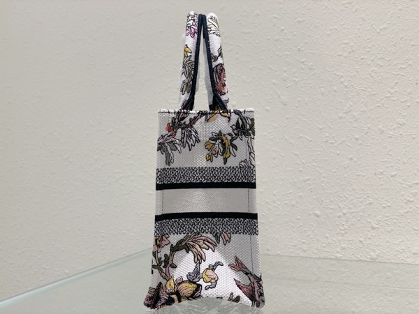 small D*or book tote