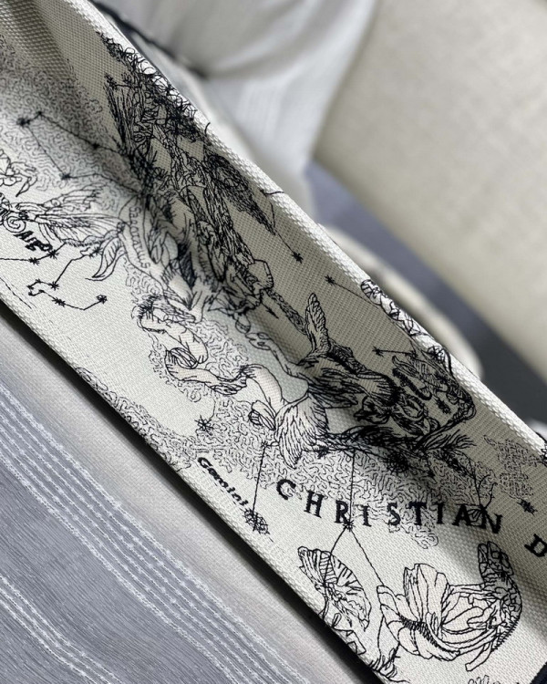 large D*or book tote