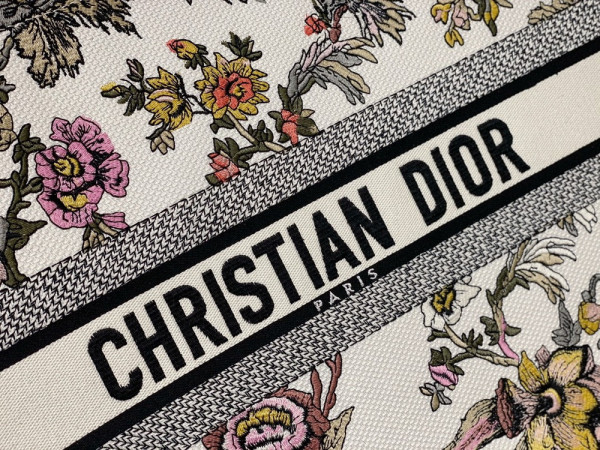 large D*or book tote