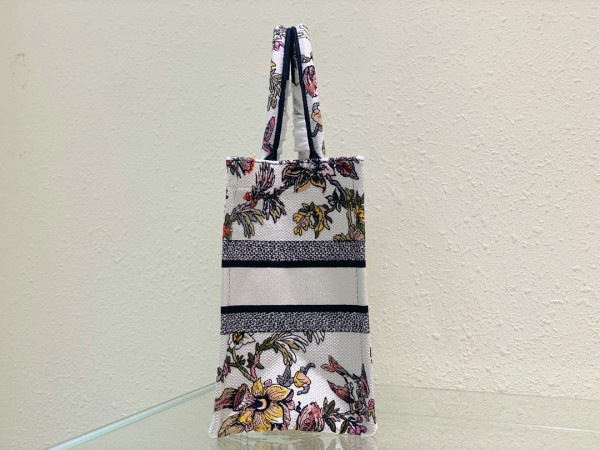 medium D*or book tote