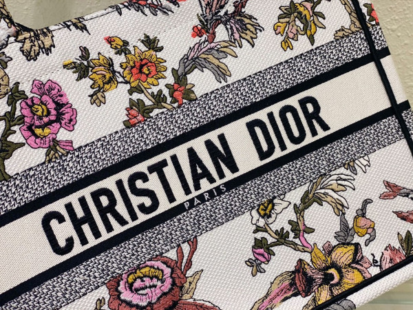 medium D*or book tote