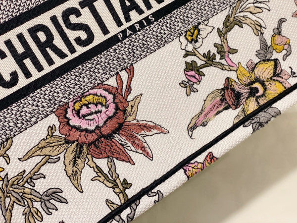 medium D*or book tote