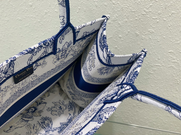 medium D*or book tote