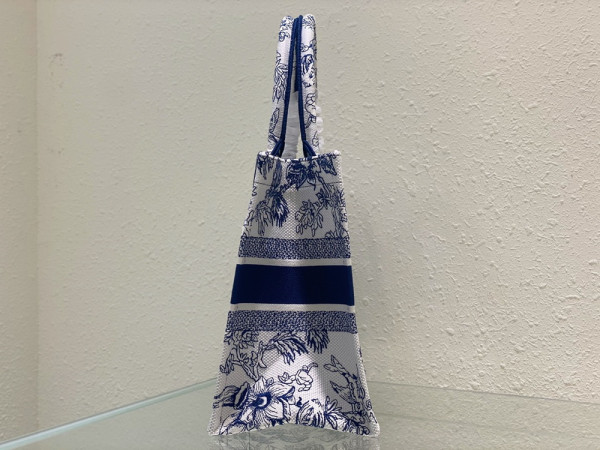 medium D*or book tote