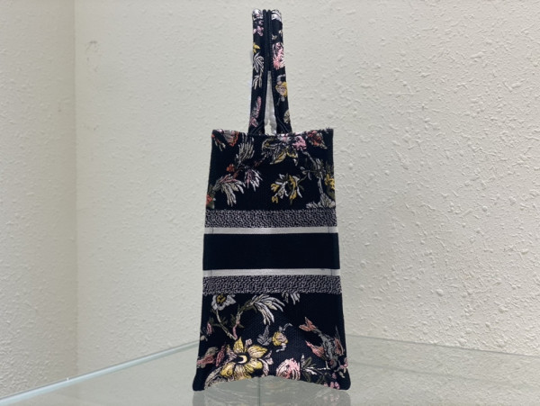 medium D*or book tote