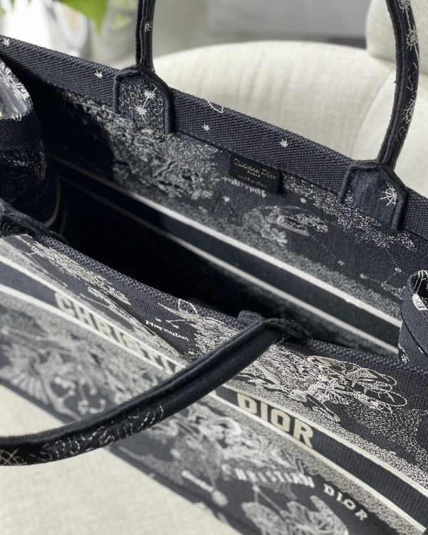 large D*or book tote