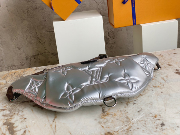 l**is V*t*n maxi bumbag