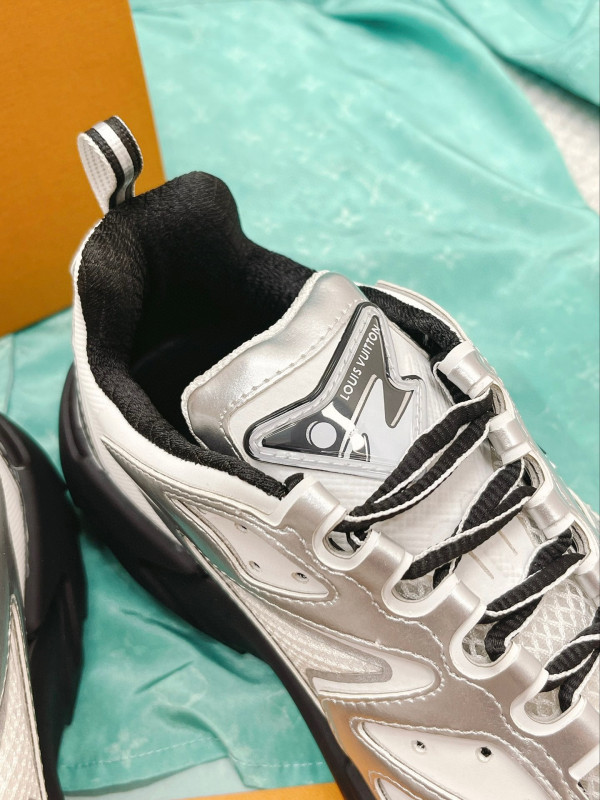 l**is V*t*n runner tatic sneaker