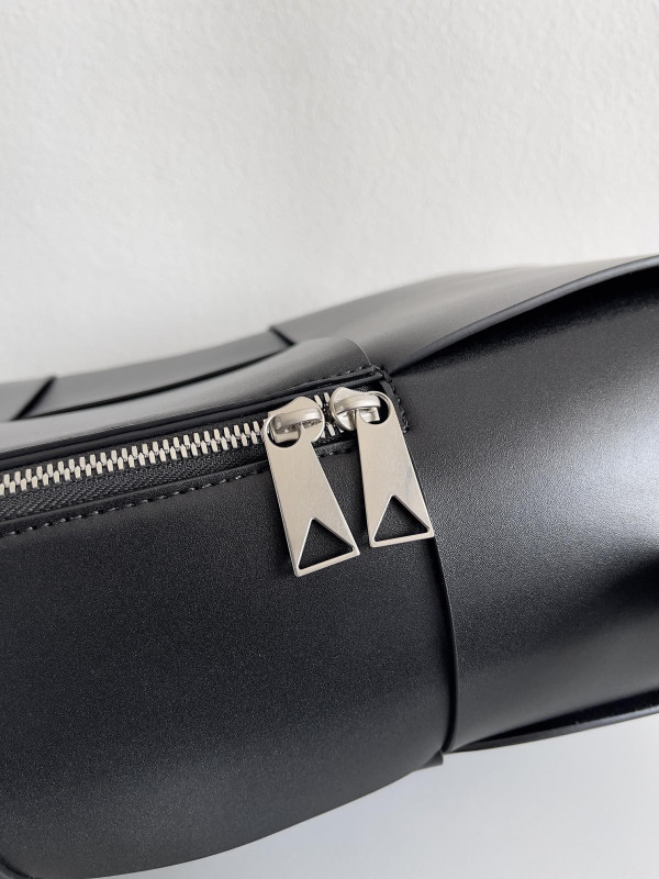 Bo*te*ga ve*ne*ta arco backpack