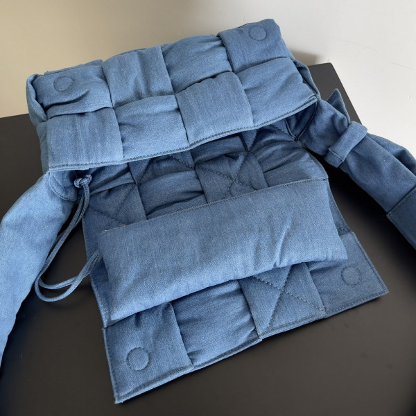 Bo*te*ga ve*ne*ta padded tech cassette