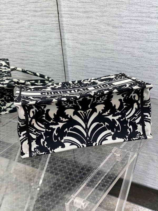 medium D*or book tote