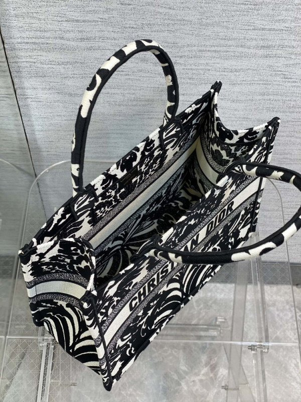 medium D*or book tote