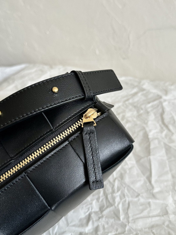 Bo*te*ga ve*ne*ta smal brick cassette