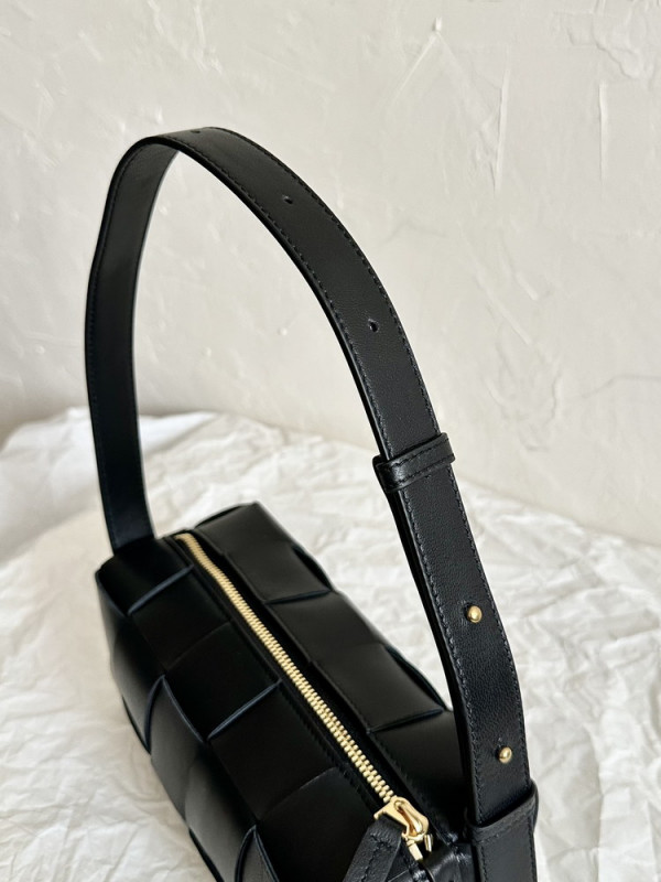 Bo*te*ga ve*ne*ta smal brick cassette