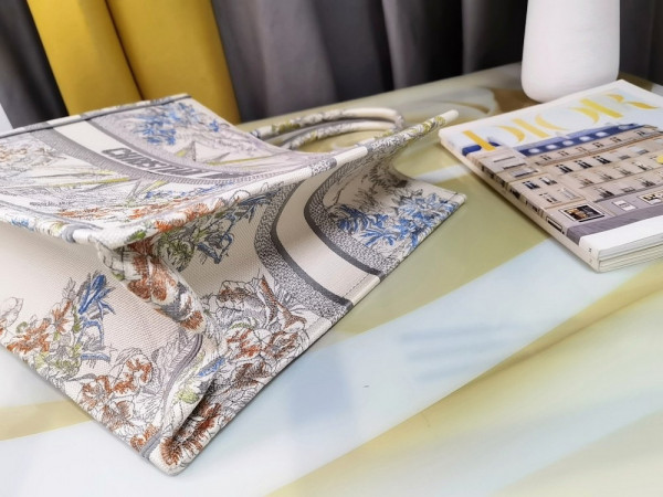 large D*or book tote