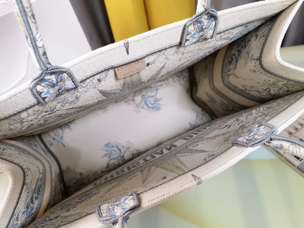 large D*or book tote