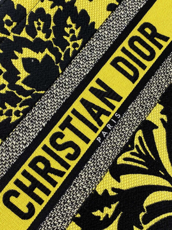 medium D*or book tote