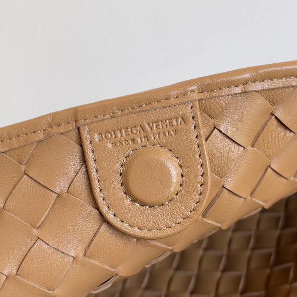 Bo*te*ga ve*ne*ta classic sardine top handle bag