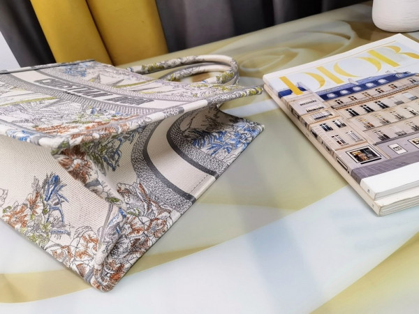 medium D*or book tote