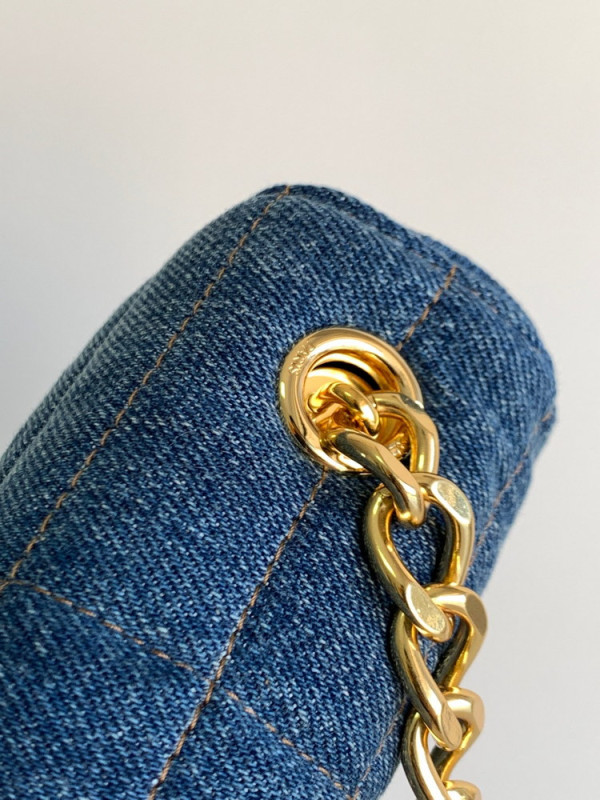 Ce**e chain shoulder bag matelasse monochrome