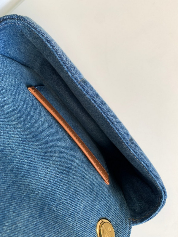 Ce**e chain shoulder bag matelasse monochrome