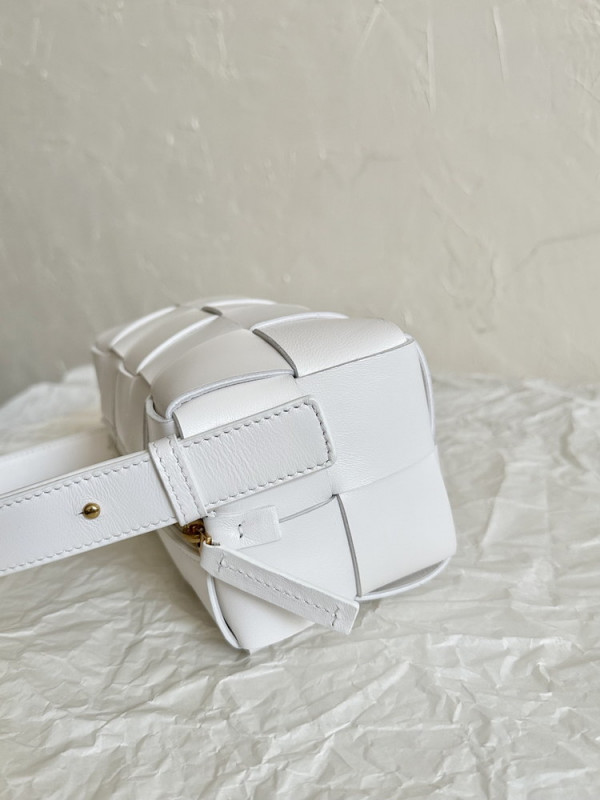 Bo*te*ga ve*ne*ta smal brick cassette