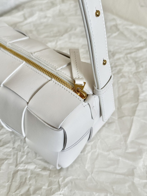 Bo*te*ga ve*ne*ta smal brick cassette