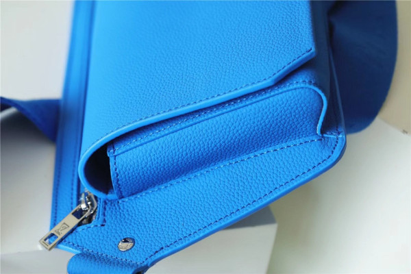 l**is V*t*n takeoff slingbag