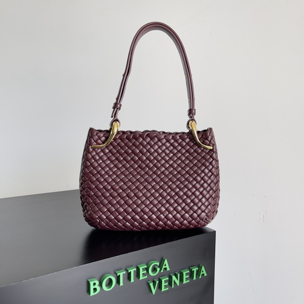 Bo*te*ga ve*ne*ta small clicker shoulder bag