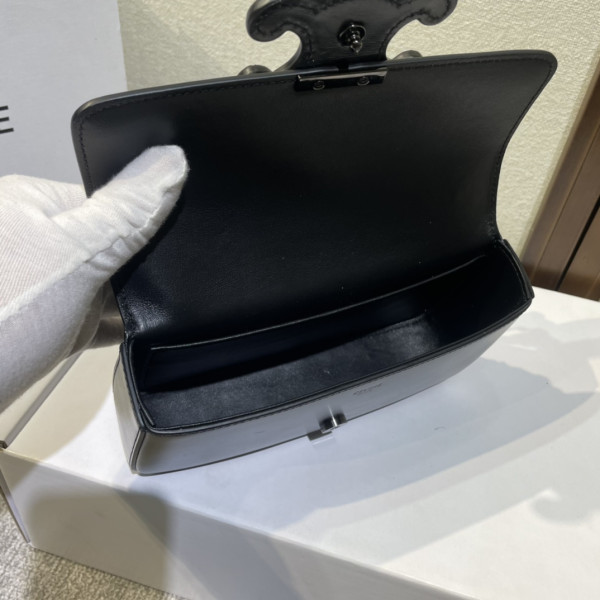 Ce**e chain shoulder bag triomphe